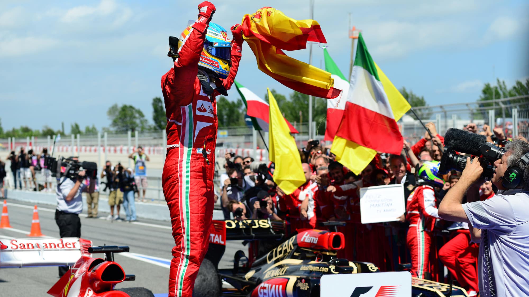 Fernando Alonso celebrates winning the 2013 Spanish Grand Prix